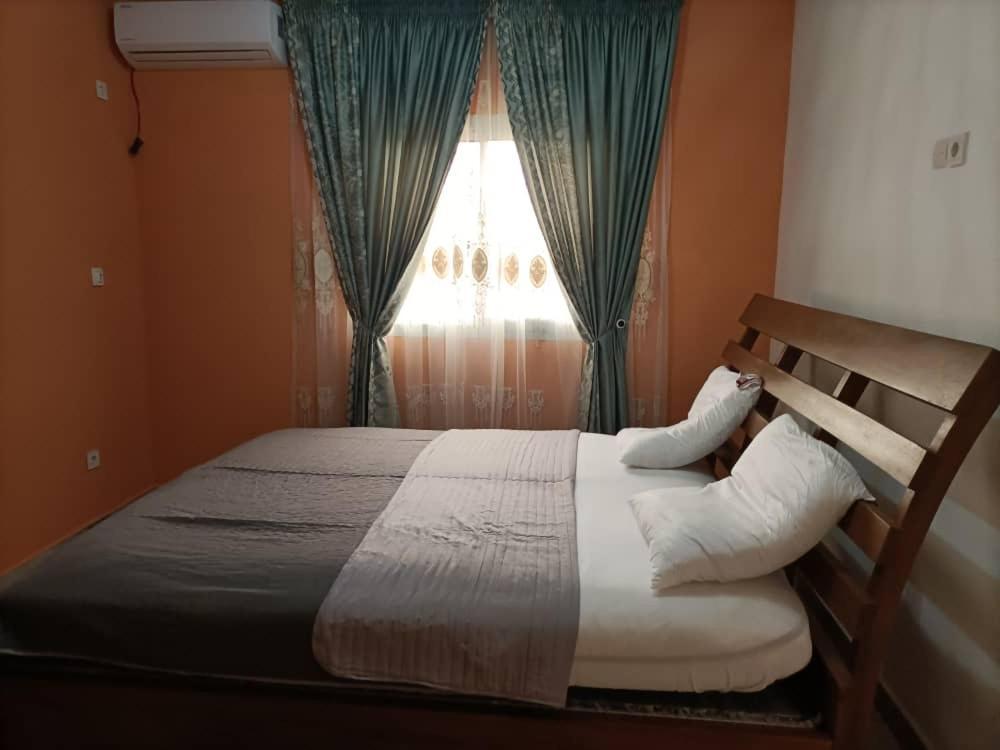 Residence Ambassa Etienne & Therese Яунде Экстерьер фото