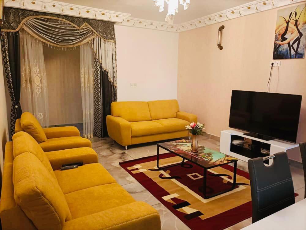 Residence Ambassa Etienne & Therese Яунде Экстерьер фото